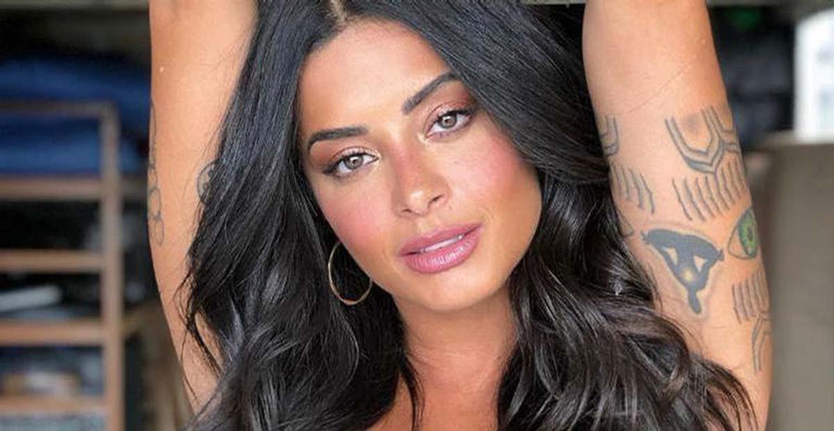 Aline Riscado ostenta bumbum super sarado de fio dental no México