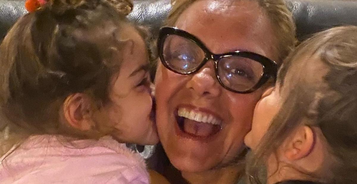 Ana Sang, mãe de Bruno Gissoni, Felipe e Rodrigo Simas posa com as netas e encanta