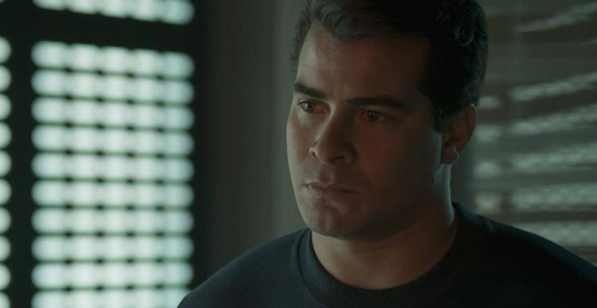 Após confessar crime, Júlio fica sem emprego e sofre em ‘Pega Pega’