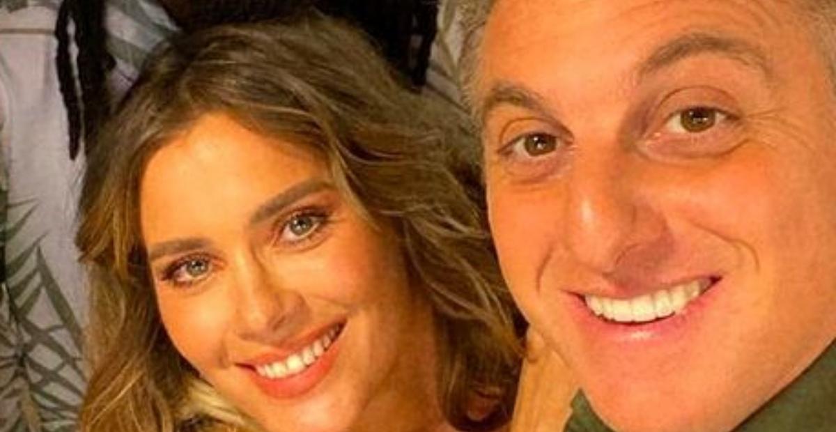 Carolina Dieckmann resgata clique antigo ao comemorar aniversário de Luciano Huck: ”Amigo querido”