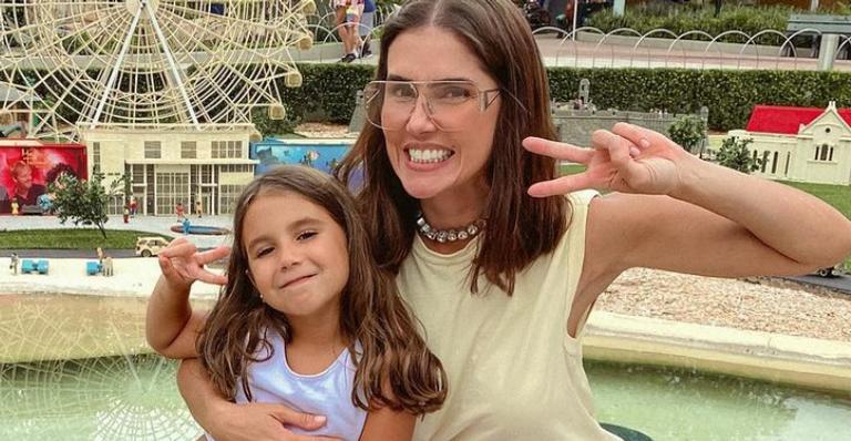 Deborah Secco se derrete ao publicar vídeo fofo de Maria Flor ainda bebê: ”Lindo te ver crescer”