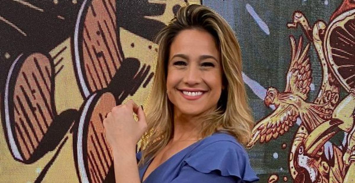 Fernanda Gentil encanta ao surgir com lindo buquê: ”Uma flor com outras flores!”