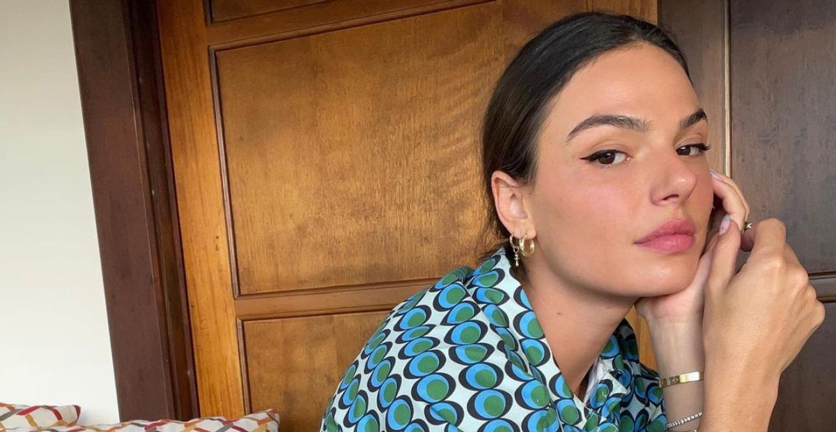 Isis Valverde recebe segunda dose da vacina contra covid-19: ”Um é bom, dois é demais de bom”