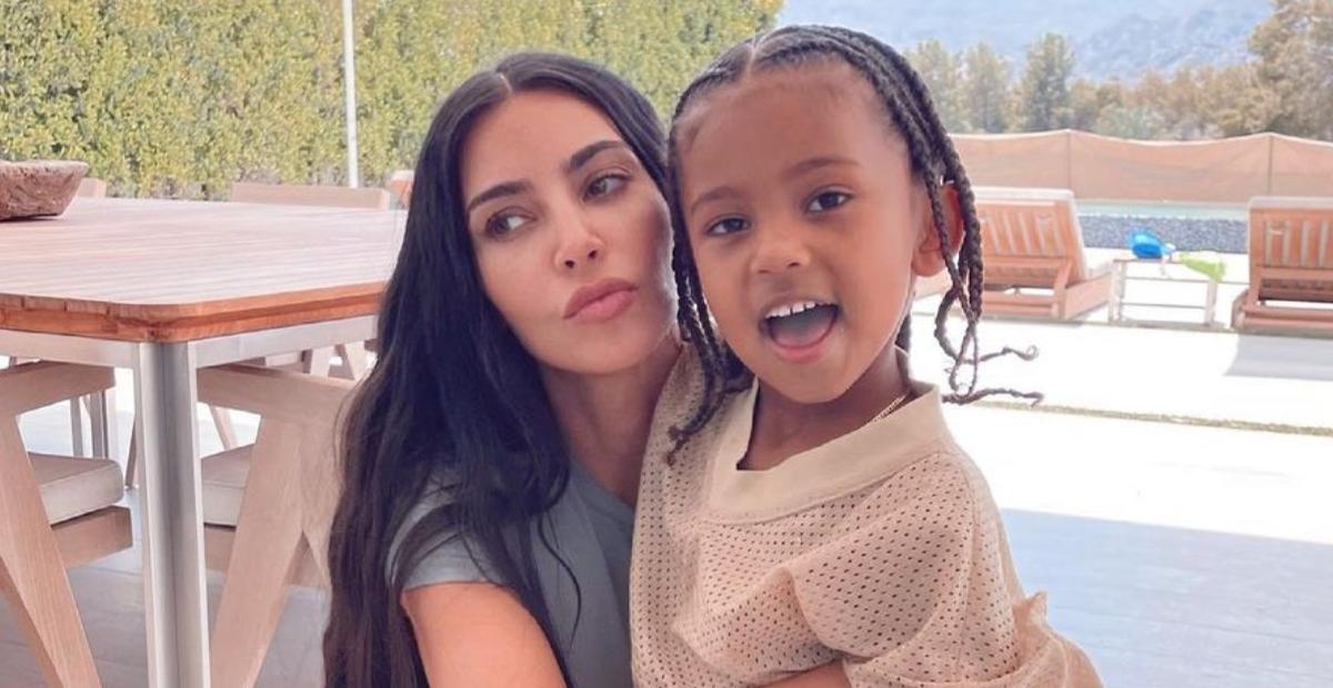 Kim Kardashian publica sequência de cliques poderosos com o filho, Saint, e arranca elogios