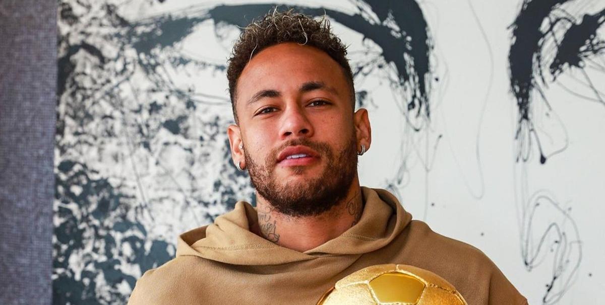 Após comentários sobre o seu peso, Neymar Jr. garante que está em forma: ”Camisa era G!”