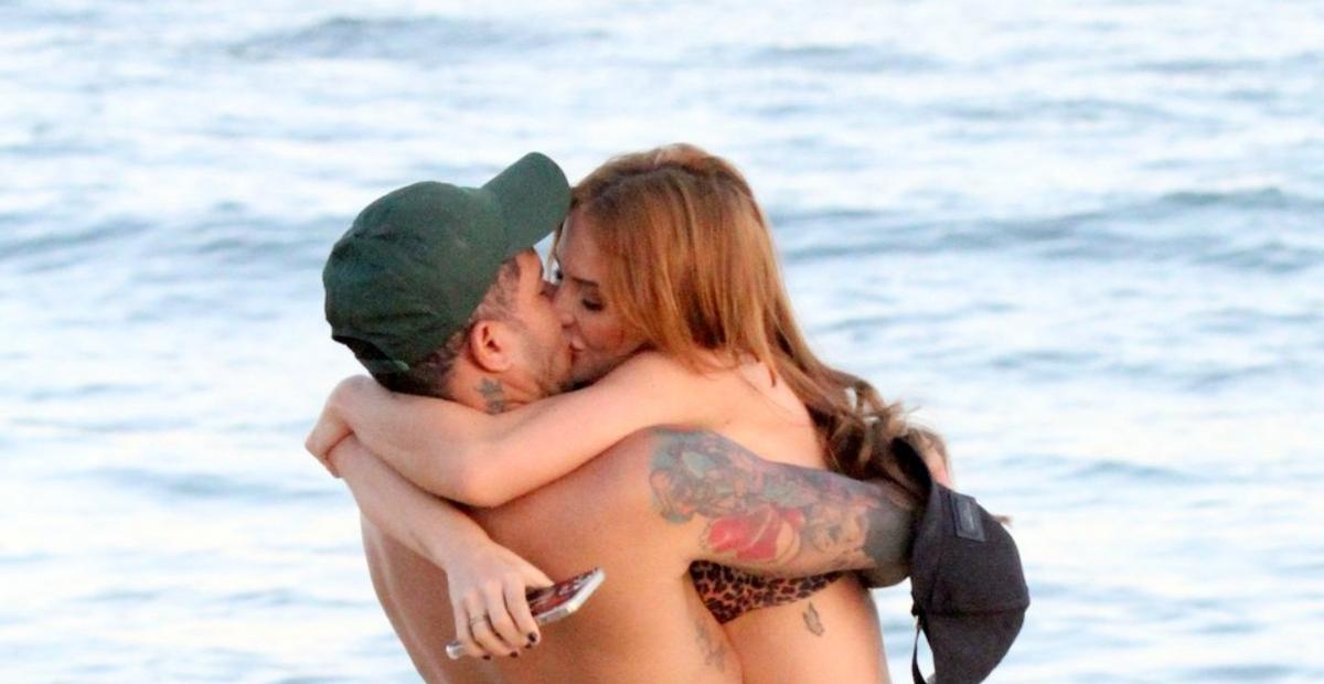 Só love! Com biquíni fio dental, Gabi Martins troca beijos quentes com Tierry em praia do Rio
