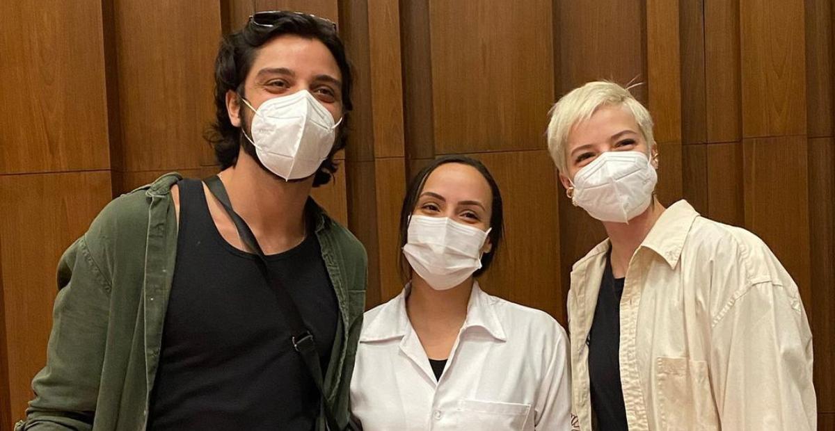 Rodrigo Simas e Agatha Moreira recebem a segunda dose da vacina contra a covid-19