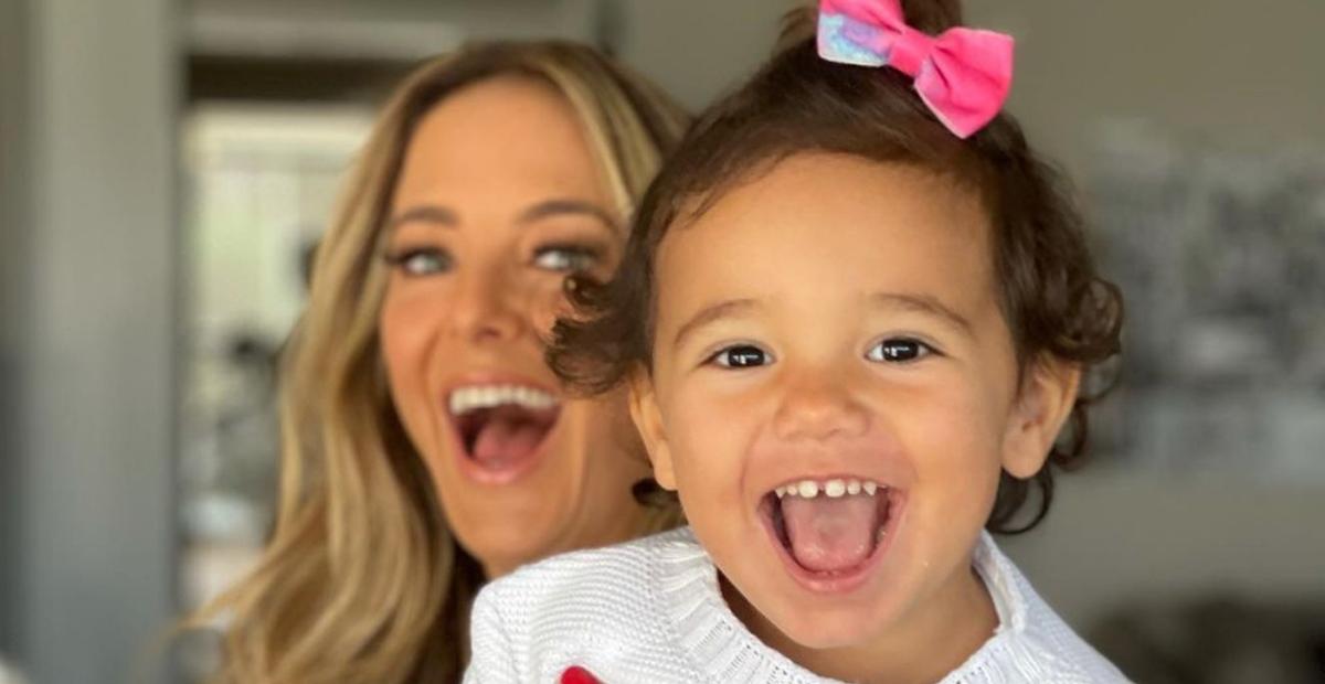 Ticiane Pinheiro divide cliques fofíssimos de Manuella com flor e encanta: ”Uma bonequinha”