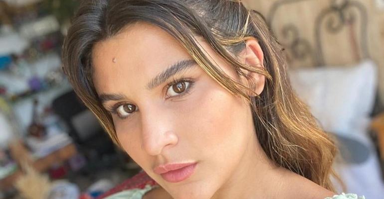 Filha gata de Flávia Alessandra curte dia de praia com biquíni fio dental e exibe corpão: ”Deusa”