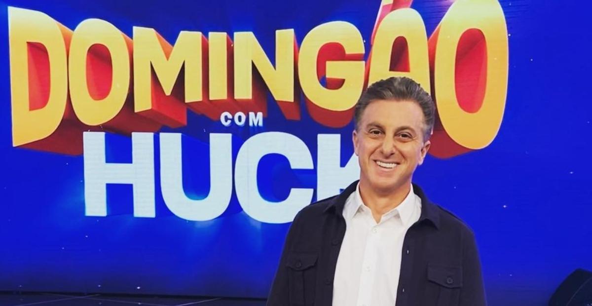 Luciano Huck faz homenagem e manda recado a Faustão na estreia do Domingão: ”Sou muito fã”