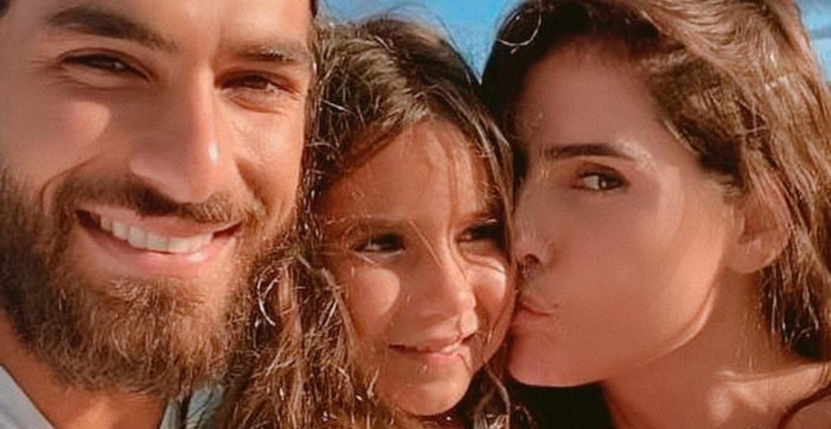 Deborah Secco curte banho de cachoeira com o marido e a filha: ”Louca de felicidade”