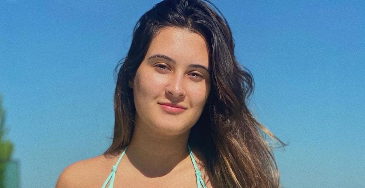 Filha gata de Fátima Bernardes elege biquíni cavado e exibe corpão em frente ao espelho: ”Gostosa”