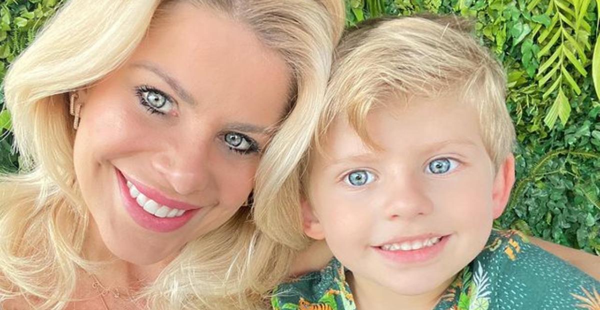 Karina Bacchi curte viagem na companhia do filho, Enrico
