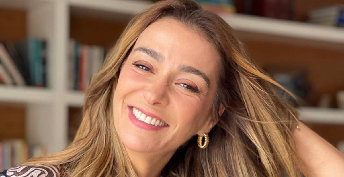 Mônica Martelli posta fotos com o namorado e faz declaração: ”Ele me faz tão bem”
