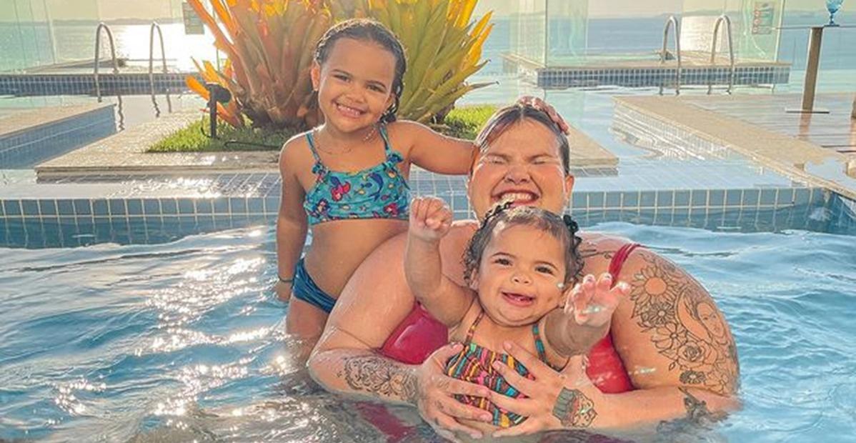 Thais Carla posta clique encantador ao lado das filhas e deixa web encantada: ”Maravilhosas”