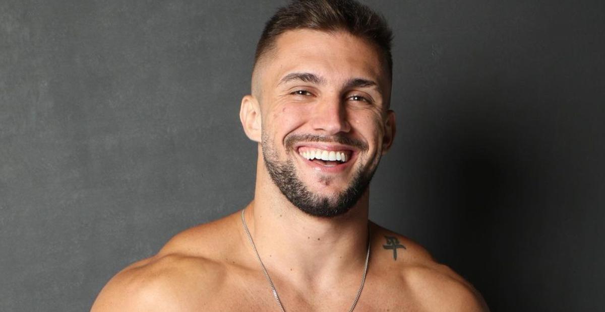 Descamisado, Arthur Picoli esbanja boa forma enquanto toma Sol e leva web à loucura: ”Perfeito”