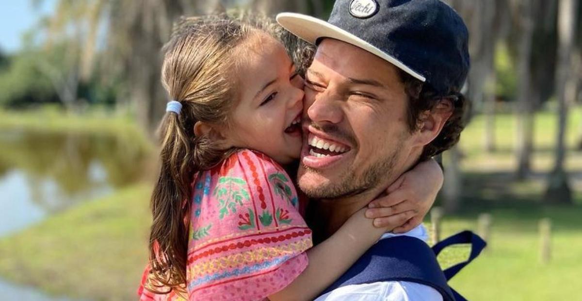 José Loreto dança na piscina com a filha e explode o fofurômetro da web: ”Coisa mais linda”