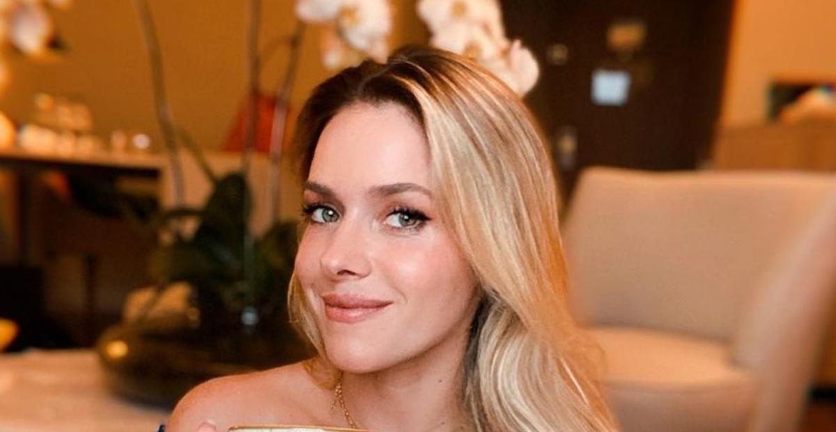 Monique Alfradique exibe toda a habilidade no tênis de praia e arranca suspiros da web: ”Linda”
