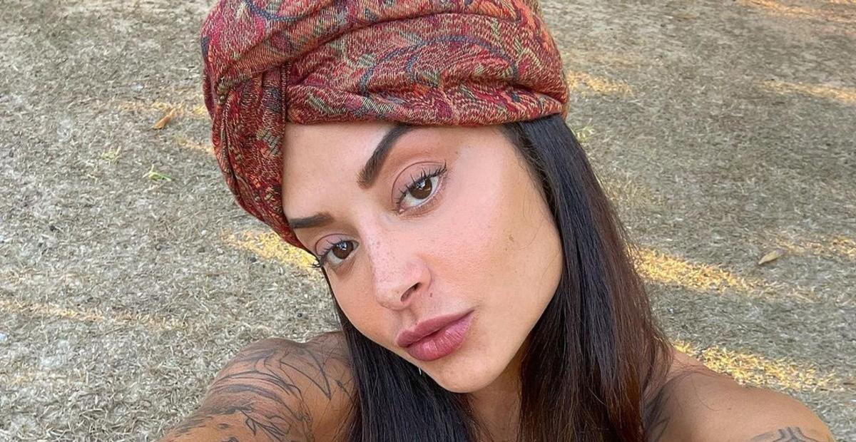 Aline Riscado surge deslumbrante em cliques de biquíni colorido