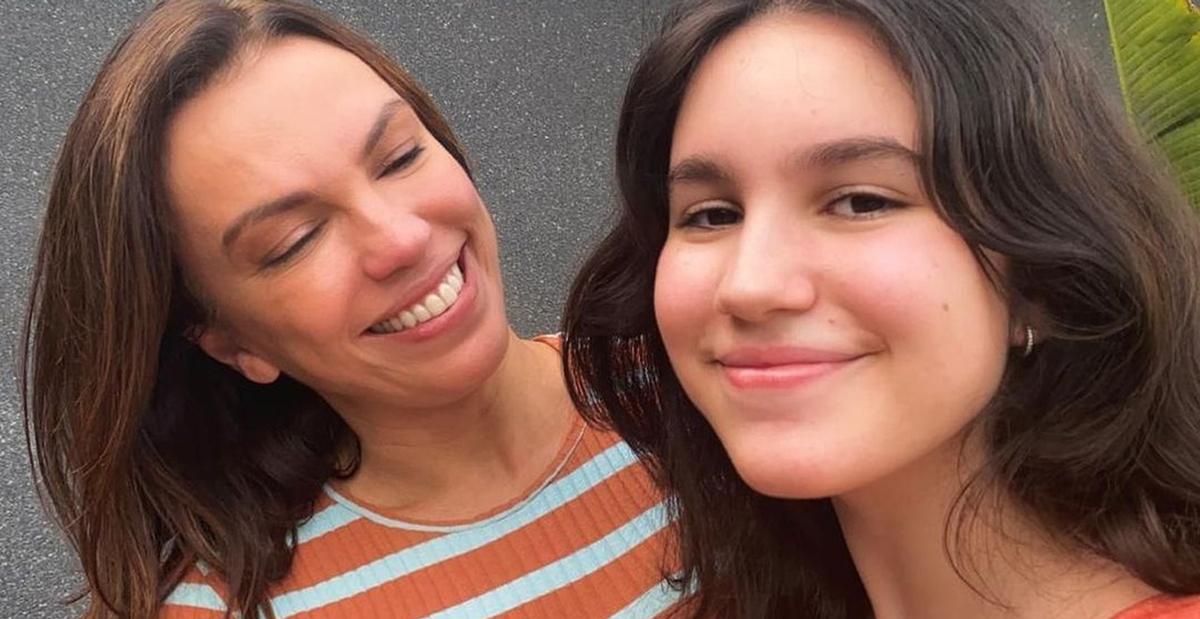 Ana Paula Araujo se emociona ao ver a filha sendo vacinada contra covid-19: ”Chorei no posto”