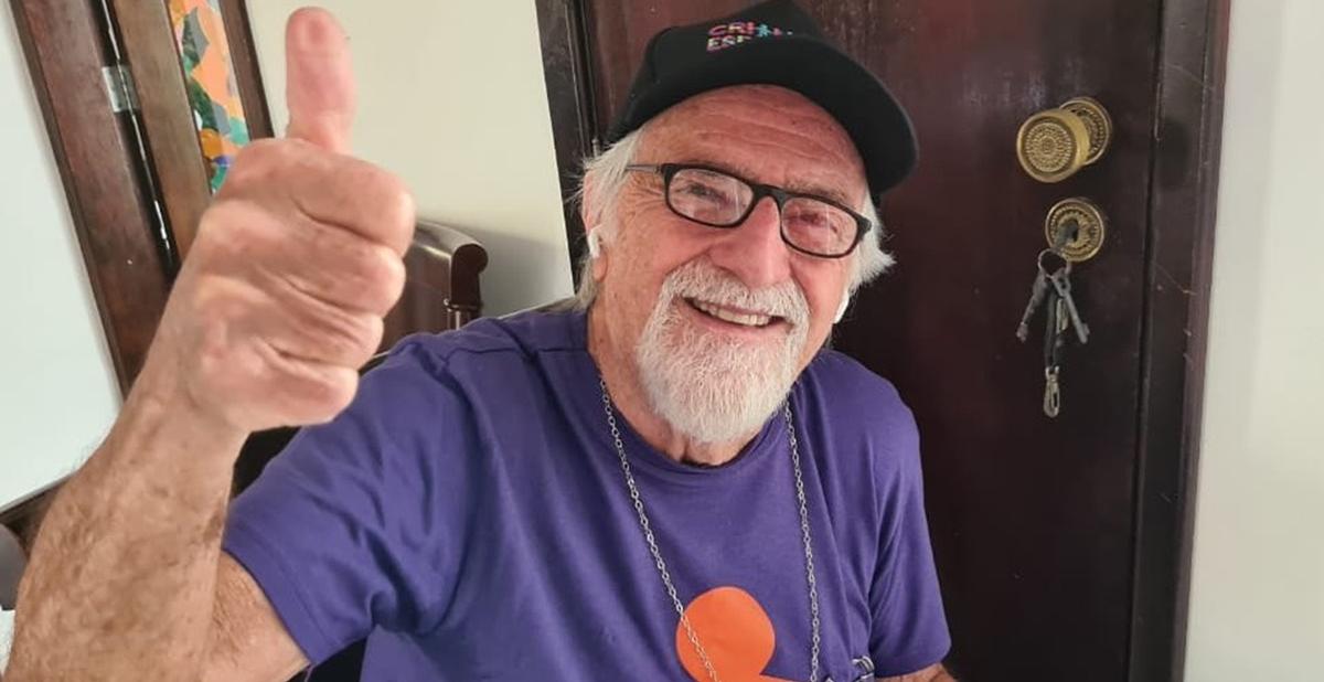Aos 88 anos, Ary Fontoura cuida do jardim de sua residência e manda mensagem: ”Sigo com fé”