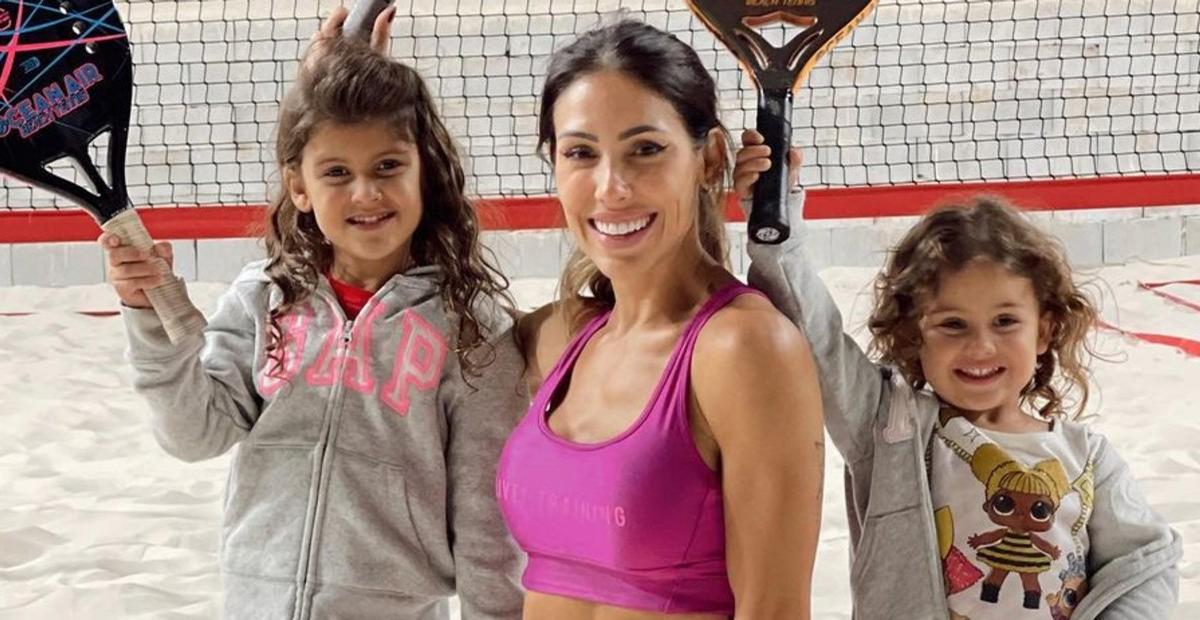 Bella Falconi compartilha registro de Vicky e Stella se divertindo no mar