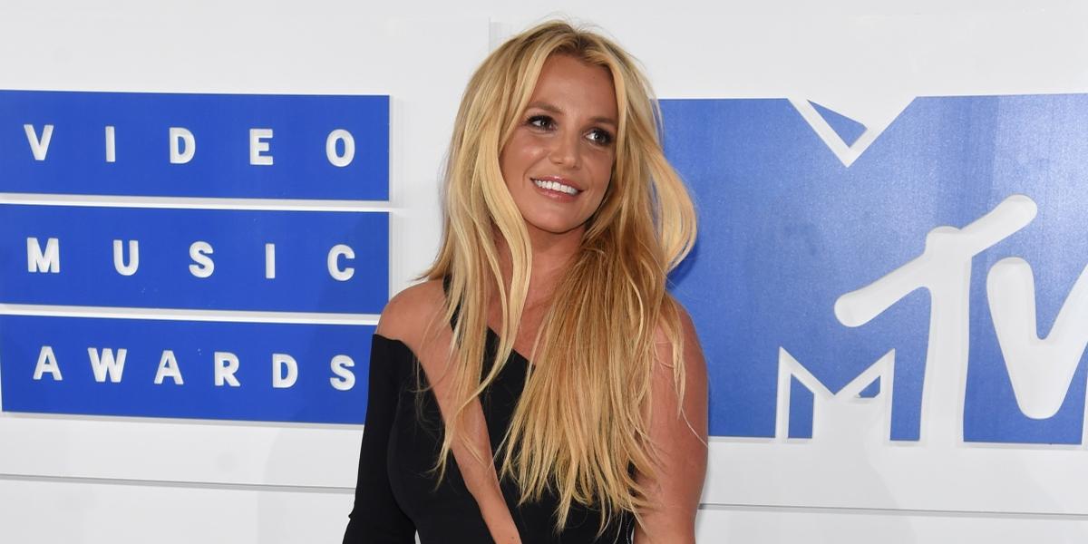 Pai de Britney Spears dá entrada em petição para encerrar tutela da cantora, afirma TV