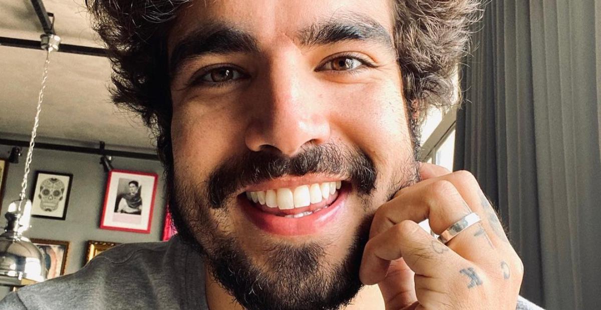 Caio Castro mostra preparação para próxima corrida automobilística: ”Vida de piloto”
