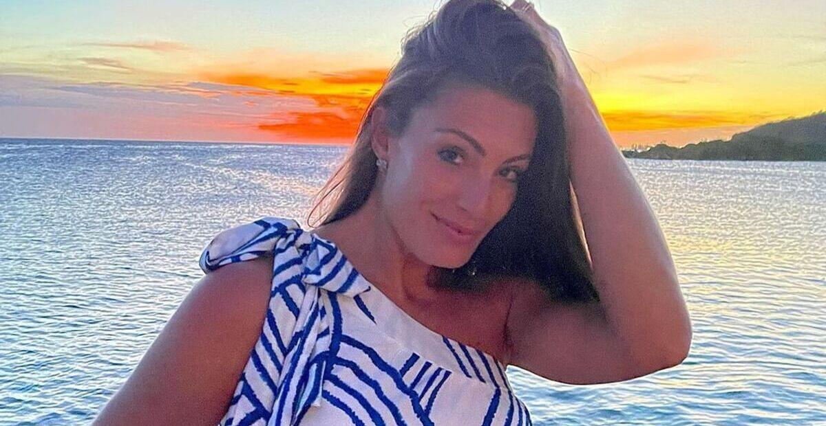 De pernas para o ar, Elaine Mickely renova o bronzeado na Bahia