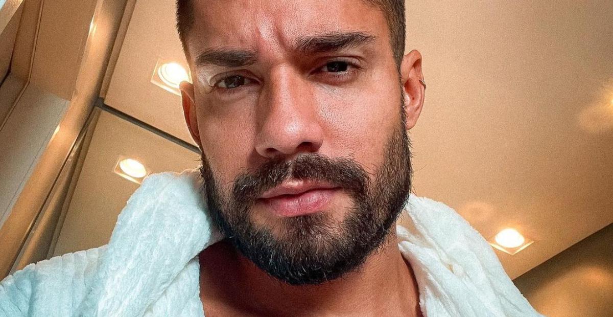 Em Vitória, Bil Araújo curte dia na praia sem camisa e arranca suspiros da web: ”Que calor, né?”