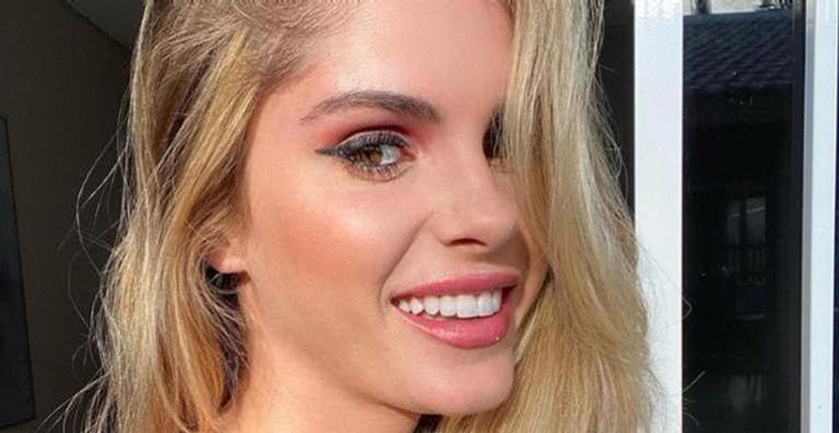 Grávida, Bárbara Evans é clicada de maiô e mostra barriguinha na piscina