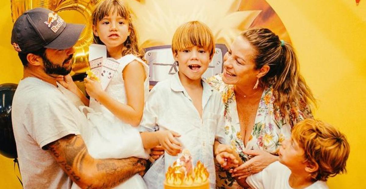 Ao lado de Pedro Scooby, Luana Piovani comemora o aniversário dos filhos gêmeos