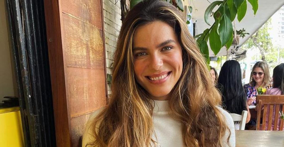 Mariana Goldfarb aposta em vestido com fenda e exibe toda sua beleza em clique divertido: ”Deusa”