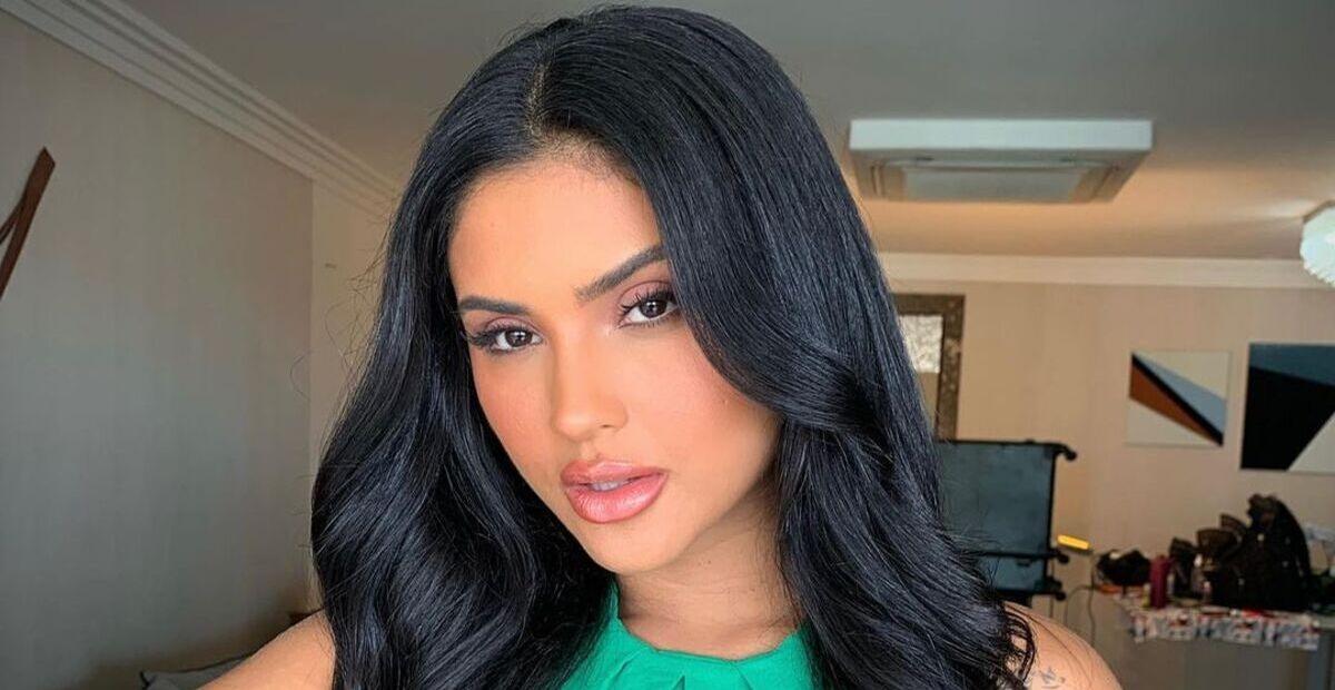 Só de blazer, Mileide Mihaile dispensa sutiã e esbanja beleza com ousadia