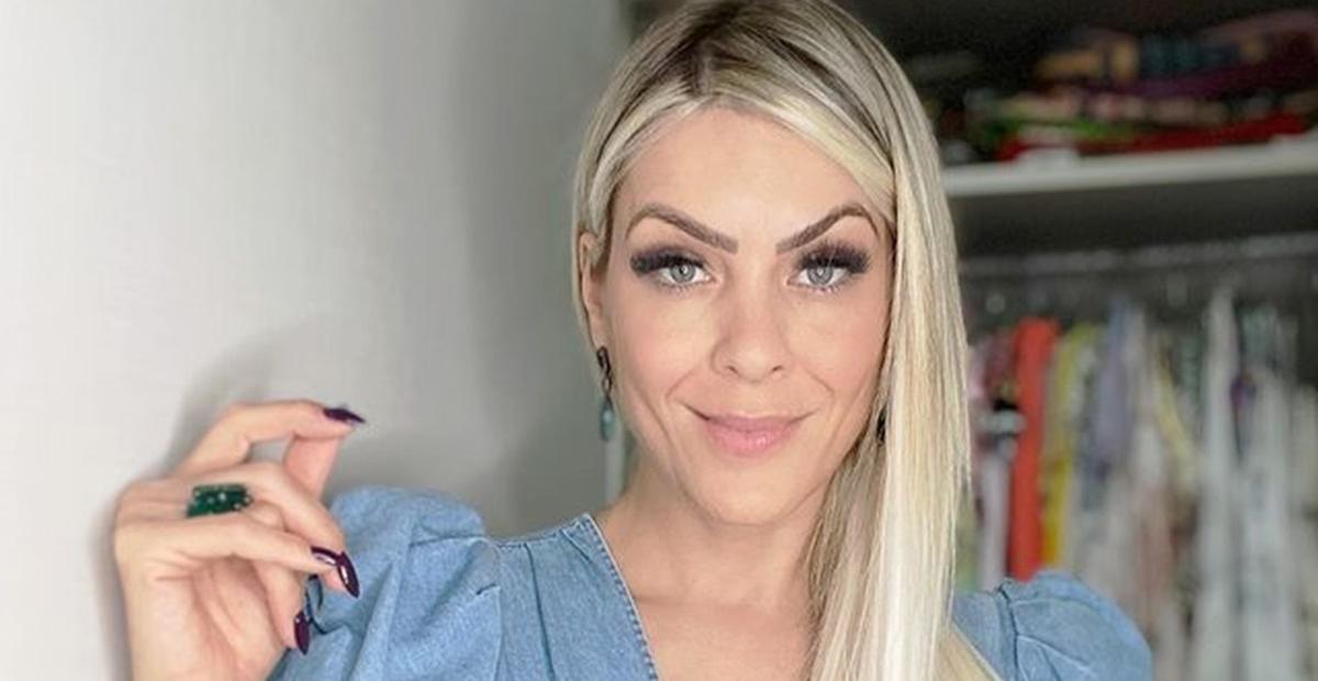 Renata Fan posta clique de raro de biquíni e exibe corpão: ”Felicidade do alto dos meus 44 anos”
