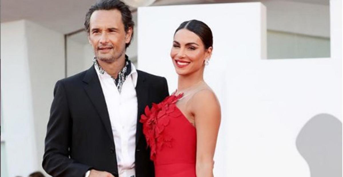 Rodrigo Santoro e Mel Fronckowiak esbanjam elegância no Festival de Cinema de Veneza