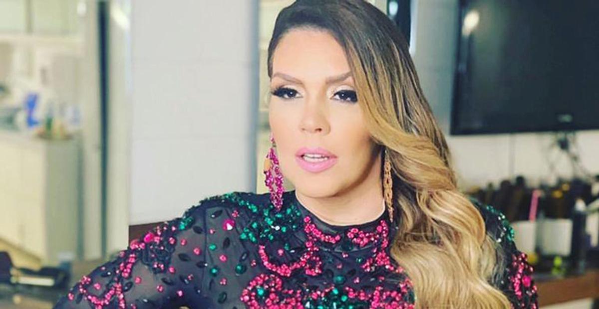 Aos 45 anos, Simony sensualiza no carro e exibe bumbum sarado