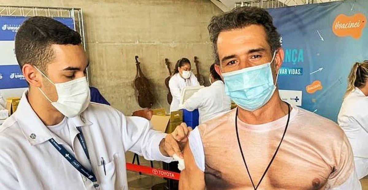 Mostrando ‘tanquinho’, Marcos Pasquim brinca com fãs ao tomar segunda dose da vacina contra covid-19