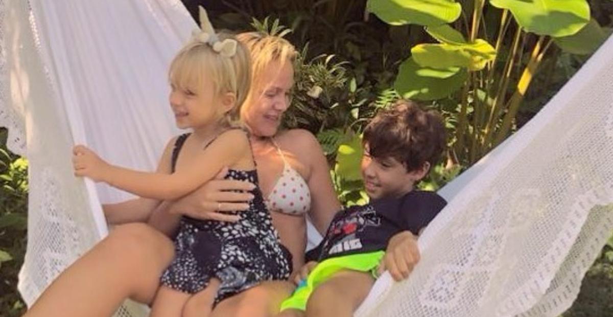 Eliana resgata lindo registro com os filhos diante do pôr do sol: ”TBT de muito amor”