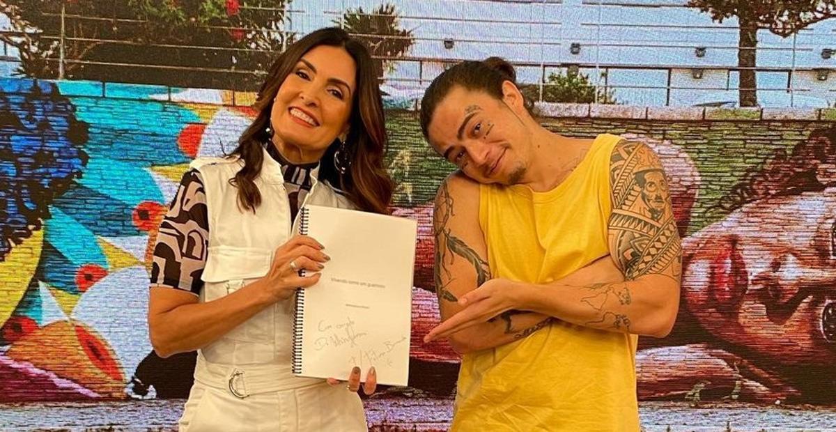 Whindersson presenteia Fátima Bernardes com seu livro que ainda nem foi lançado