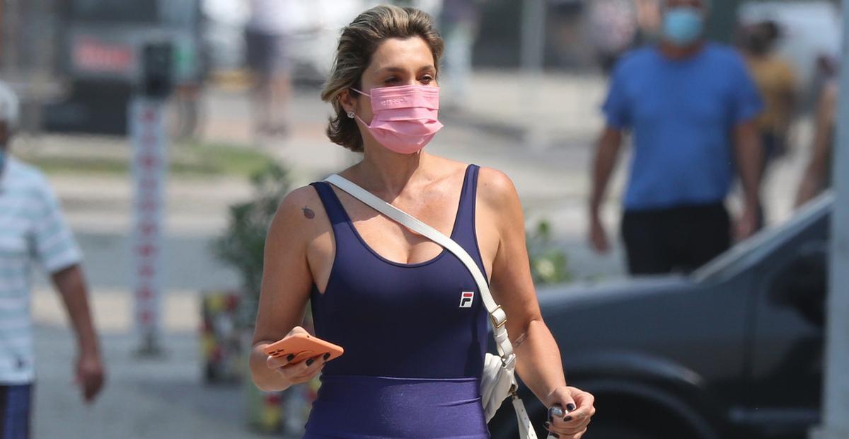 De look coladíssimo, Flávia Alessandra exibe corpo real ao ser flagrada