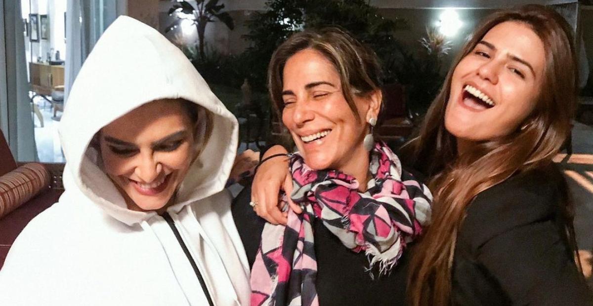 Gloria Pires relembra momento de diversão ao lado das filhas: ”Com as duas bebezinhas”