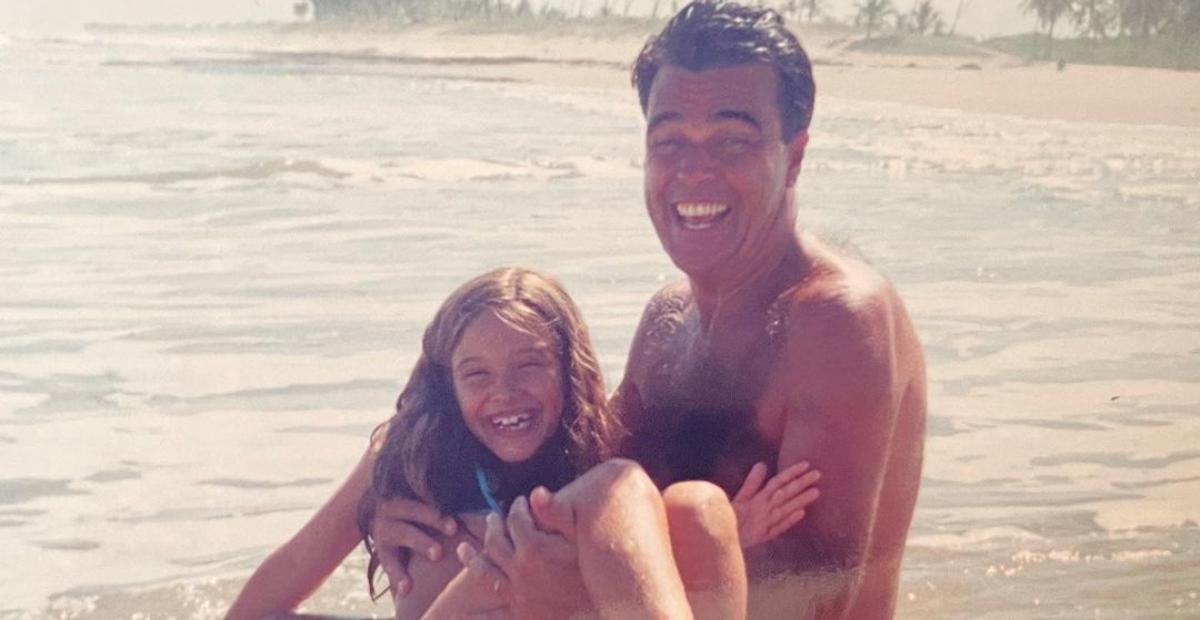 Juliana Paiva relembra clique com o pai e lamenta: ”2 anos da minha maior saudade”