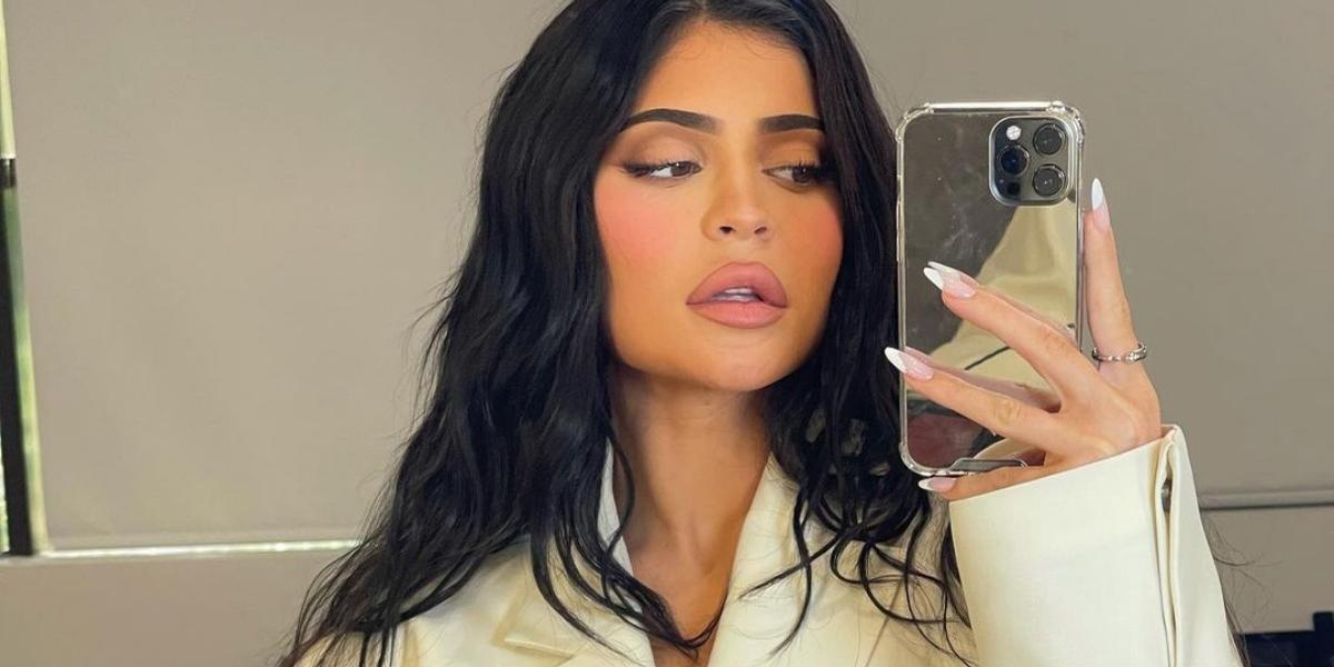 Grávida, Kylie Jenner posa de vestido e encanta ao mostrar barriguinha