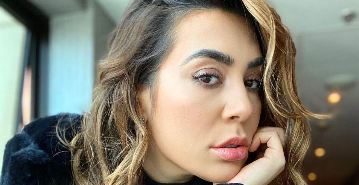 De cropped decotado, Naiara Azevedo faz selfie e impressiona com beleza: ”Simplesmente linda”