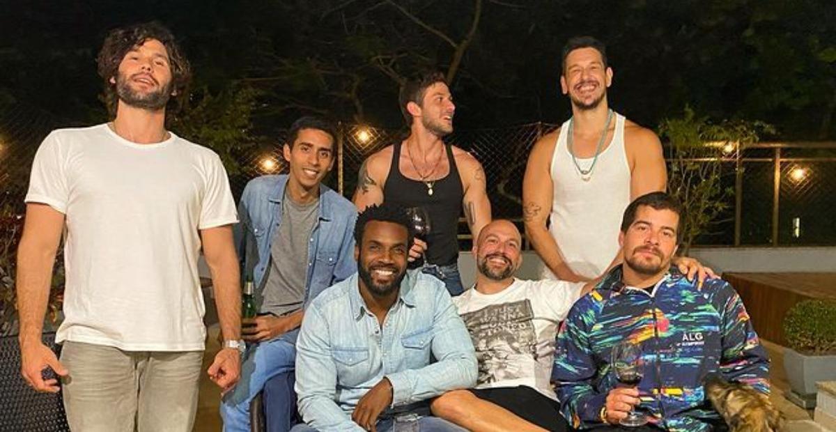 Rafael Zulu reencontra Chay Suede, Dudu Azevedo, João Vicente e Thiago Martins após um ano
