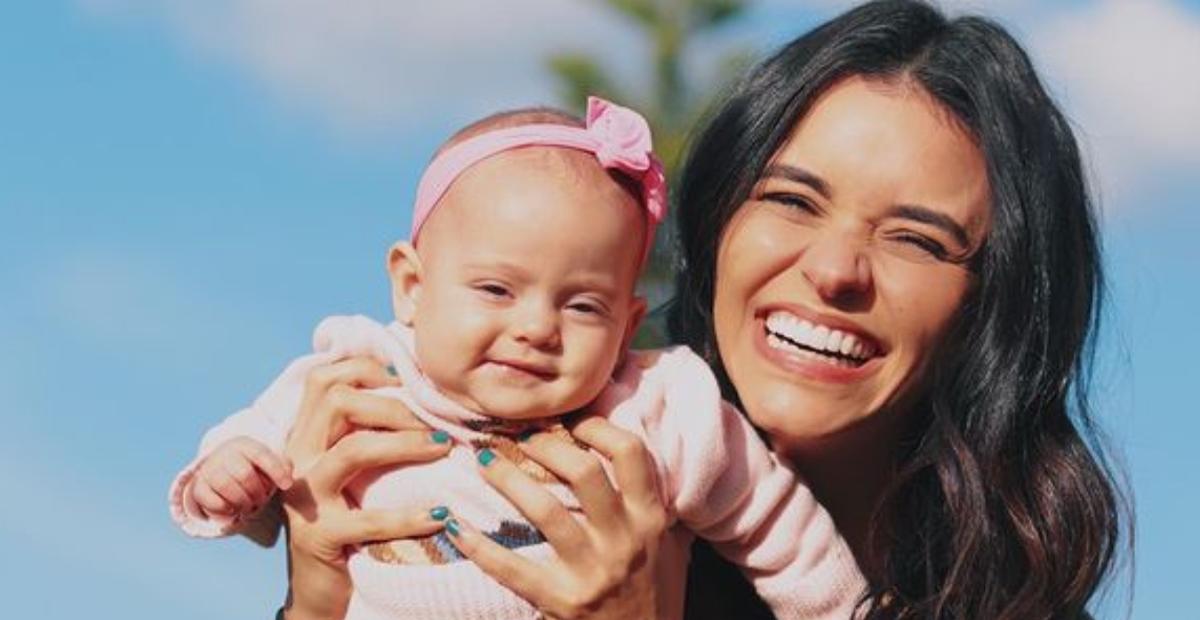 Talita Younnan se derrete ao exibir aula de natação da filha: ”Ela ama!”