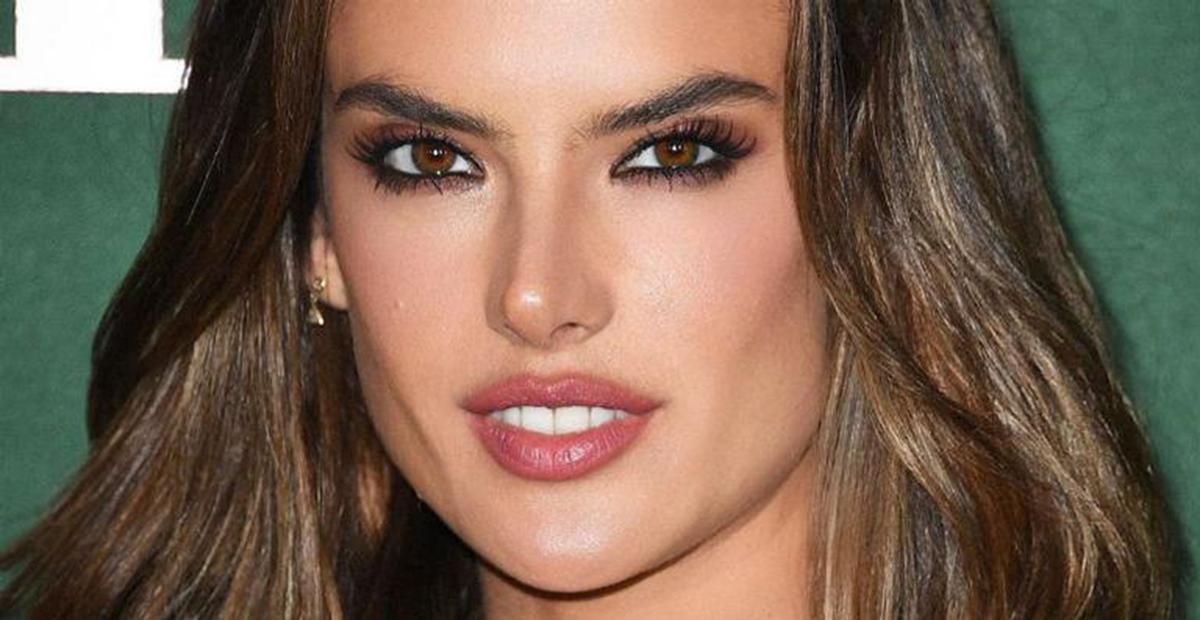 Deslumbrante, Alessandra Ambrosio marca presença na Semana de Moda de Nova York