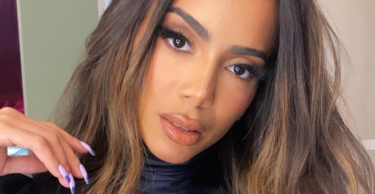 Anitta comparece ao desfile da Moschino com look completo da marca na Semana de Moda de Nova York