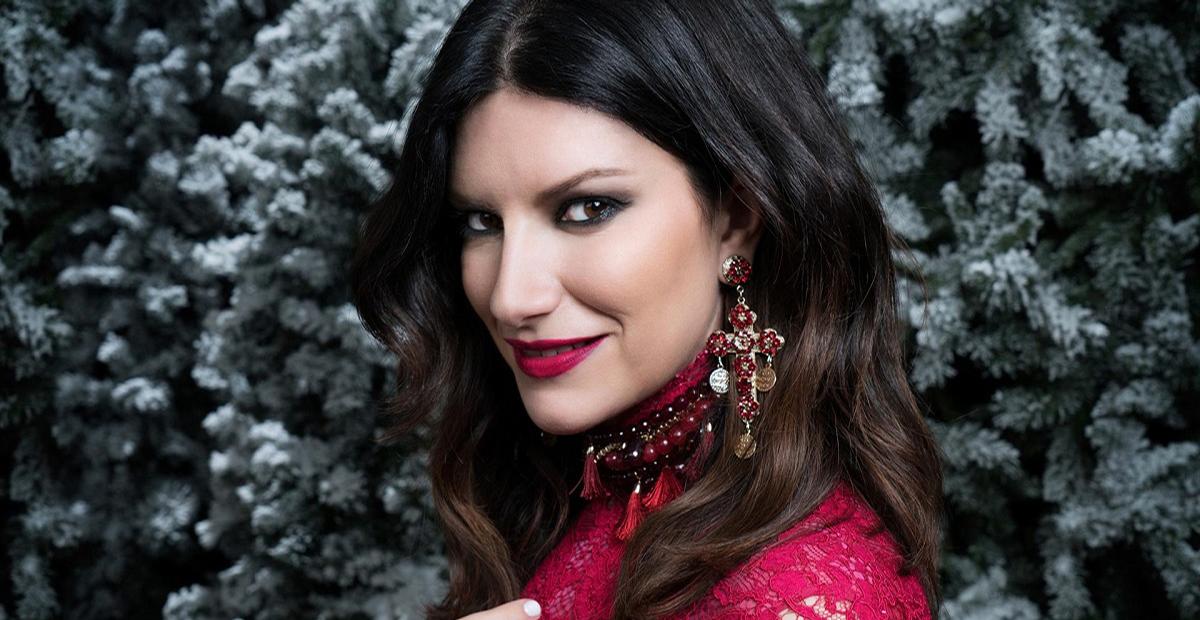 Estilo clássico e elegante marca os looks da italiana Laura Pausini